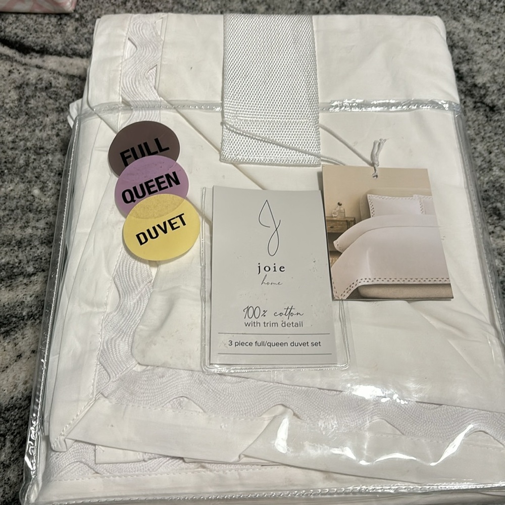 3-pc J Joie FULL/QUEEN size DUVET SET 100%
Cotton Duvet Set with Trim Detail NWT